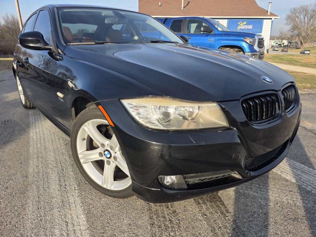 2011 BMW 3 Series Image 2