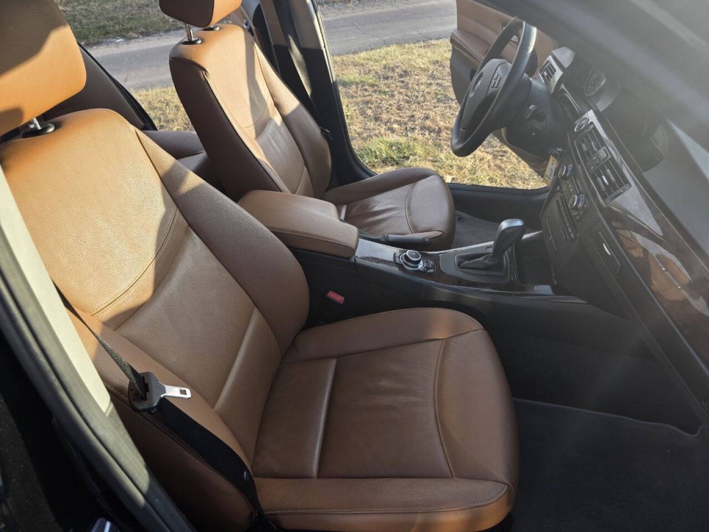 2011 BMW 3 Series Image 12