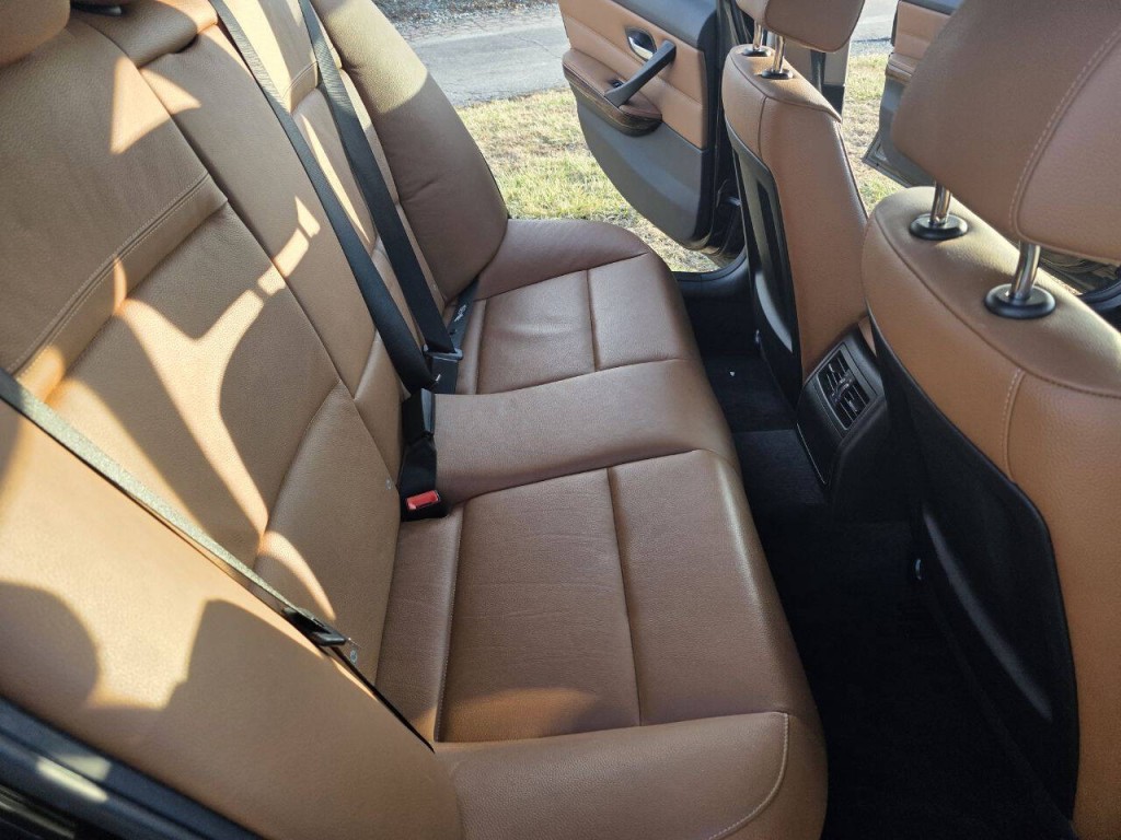 2011 BMW 3 Series Image 14