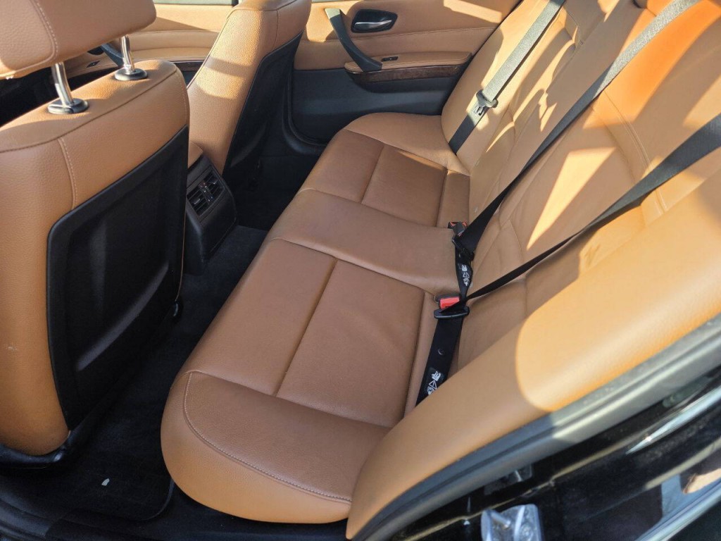 2011 BMW 3 Series Image 16