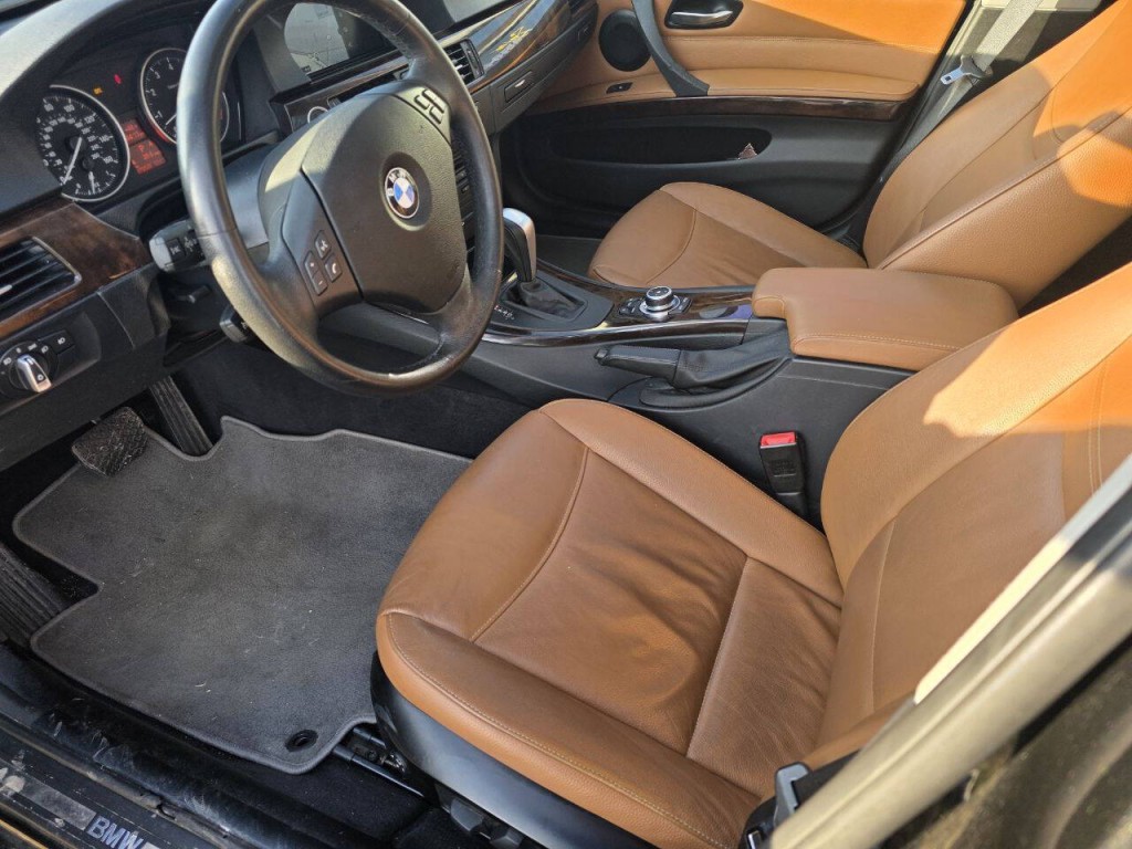 2011 BMW 3 Series Image 17