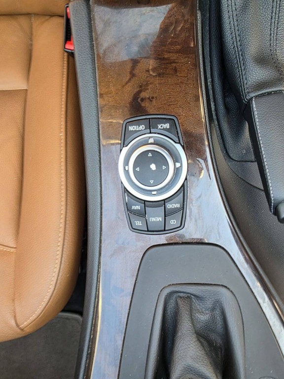 2011 BMW 3 Series Image 24