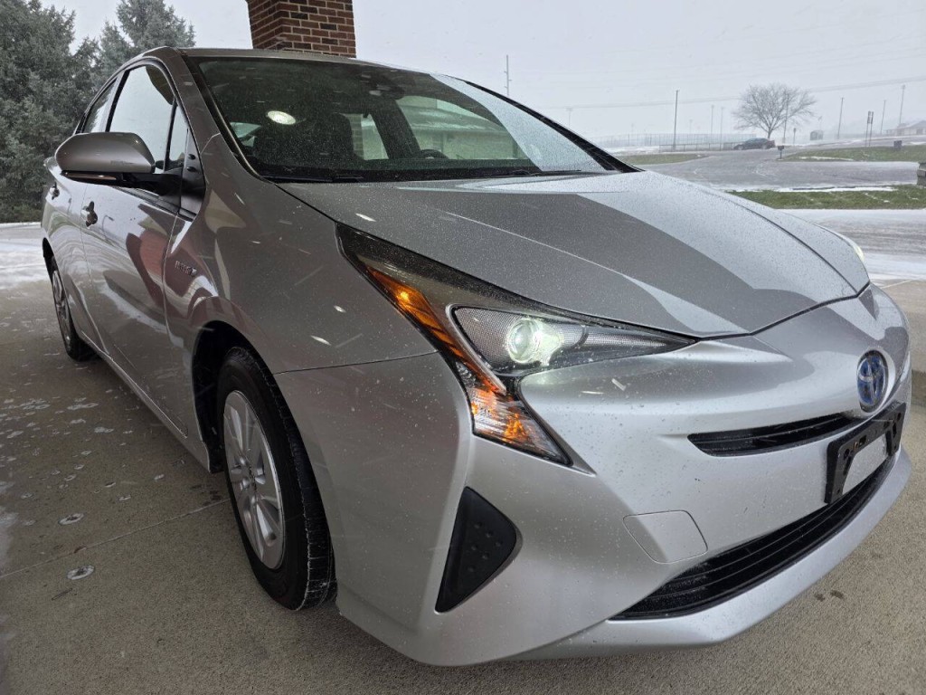 2017 Toyota Prius Image 2