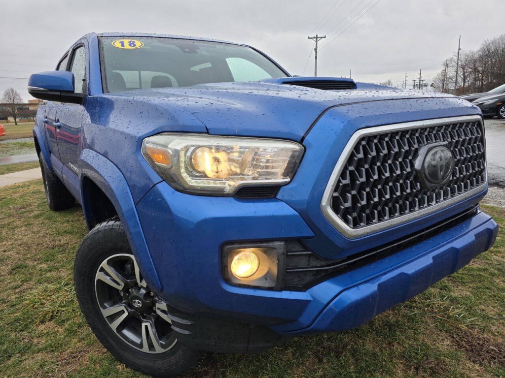 2018 Toyota Tacoma Image 2