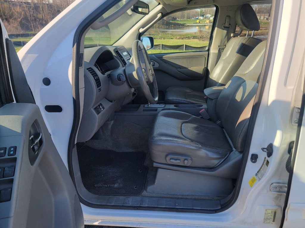 2011 Nissan Frontier Image 11