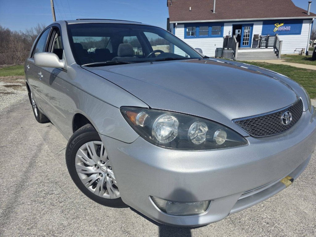 2005 Toyota Camry Image 2
