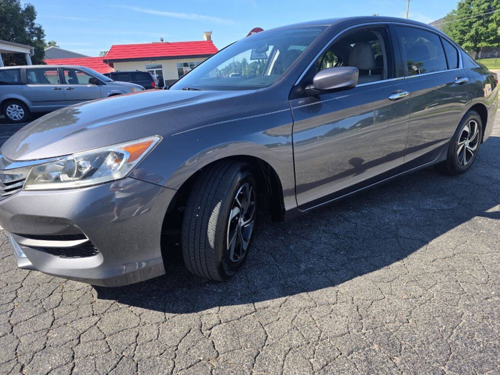 2017 Honda Accord Image 2