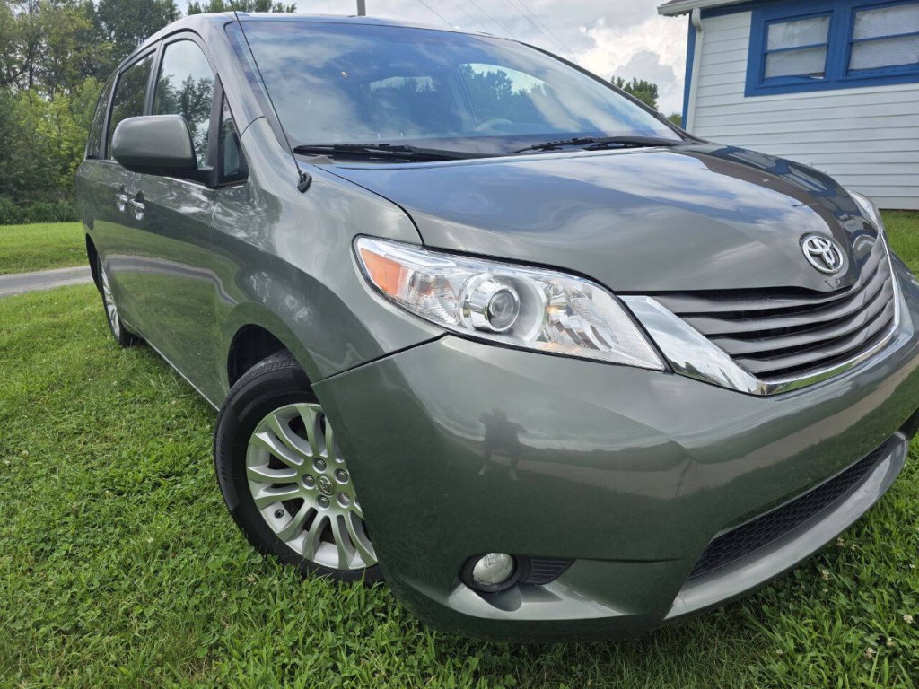 2013 Toyota Sienna Image 2