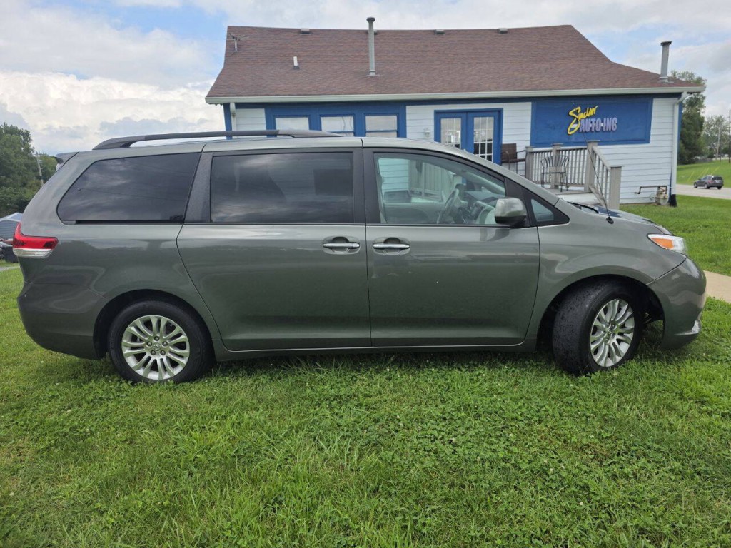 2013 Toyota Sienna Image 3
