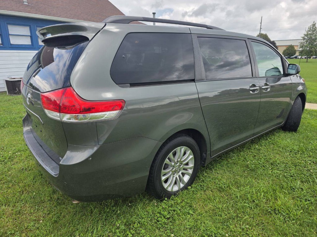 2013 Toyota Sienna Image 4