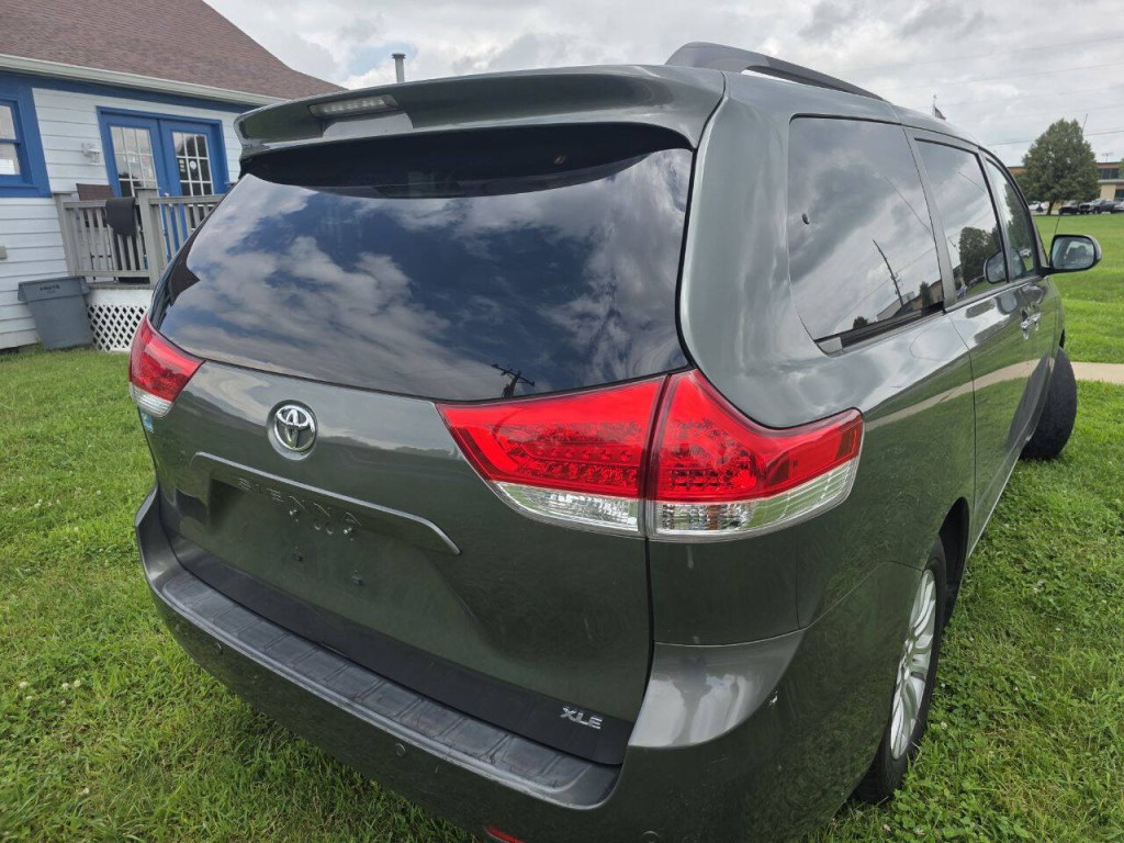 2013 Toyota Sienna Image 5