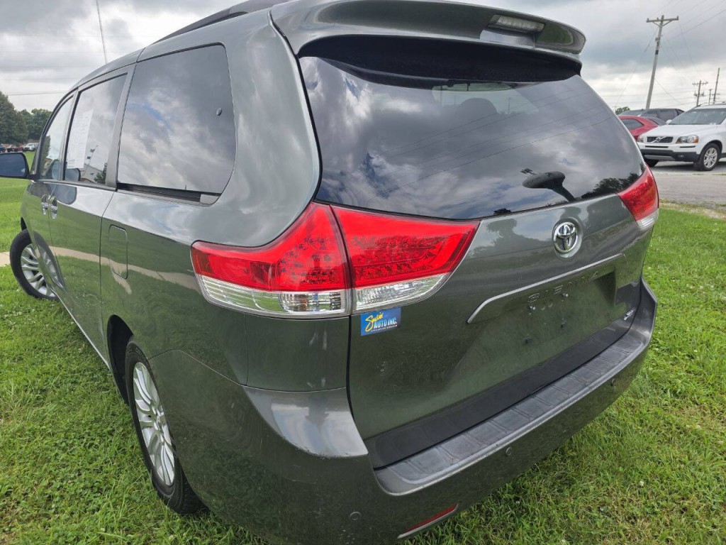 2013 Toyota Sienna Image 7