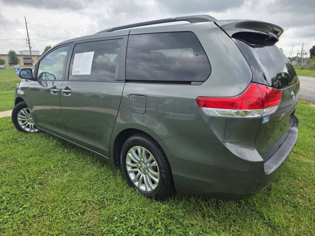 2013 Toyota Sienna Image 8