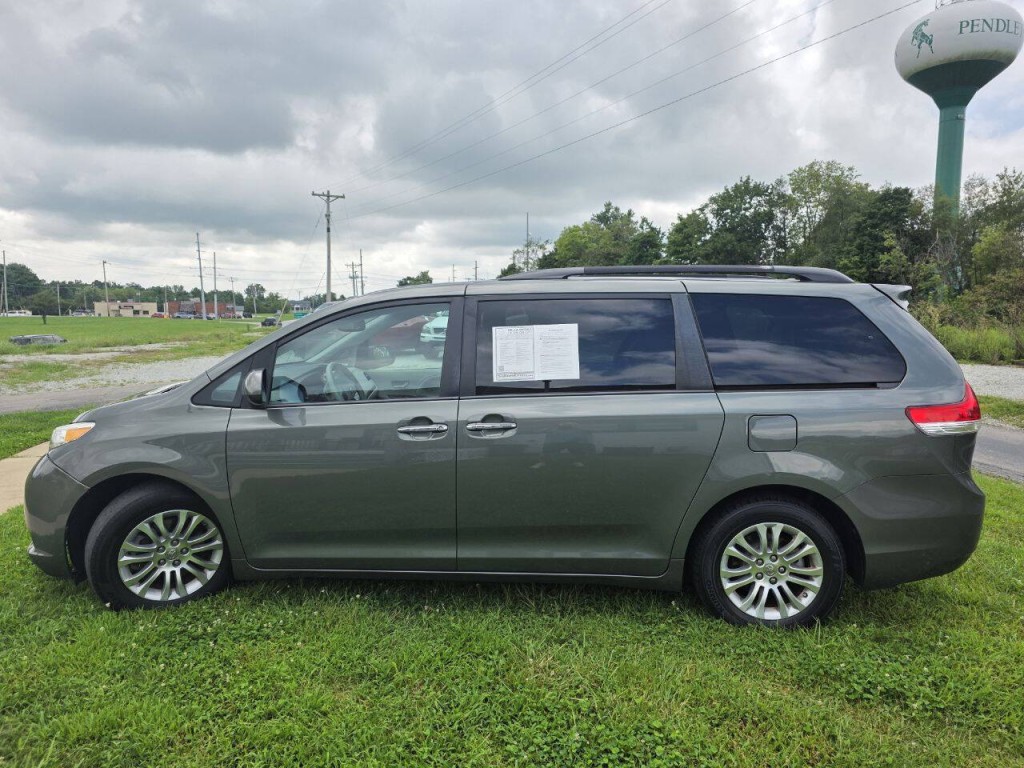 2013 Toyota Sienna Image 9