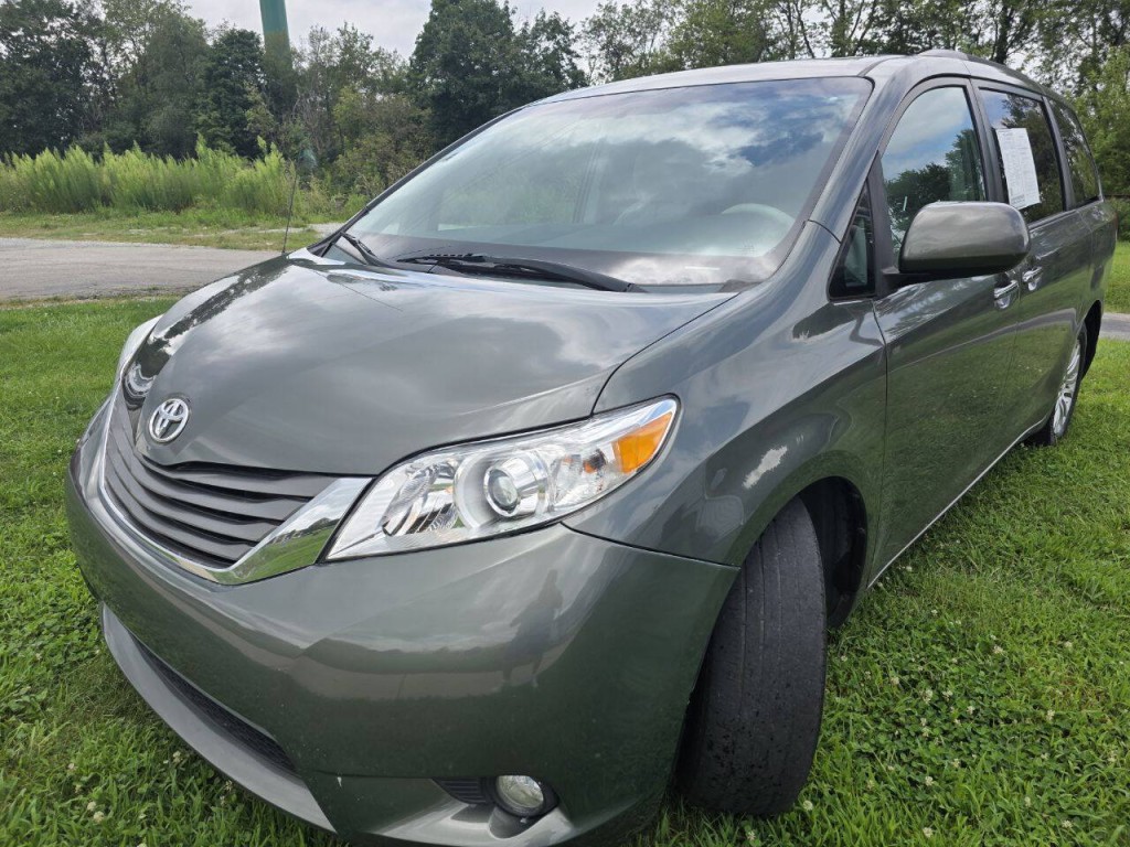 2013 Toyota Sienna Image 11