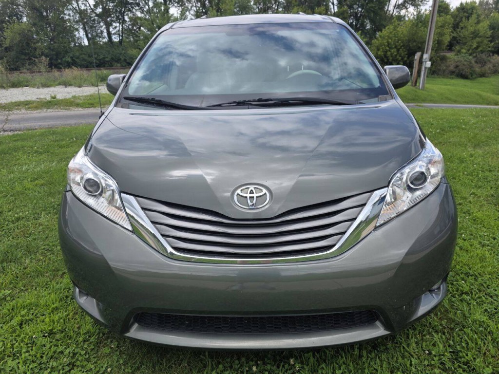 2013 Toyota Sienna Image 12