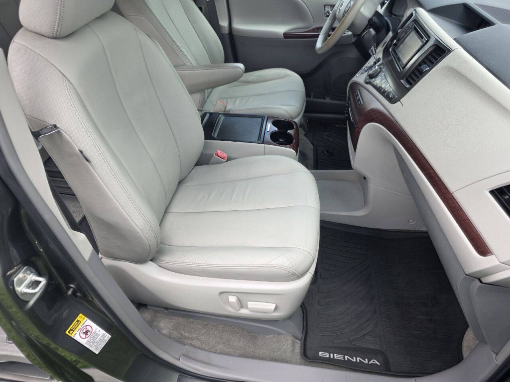2013 Toyota Sienna Image 13