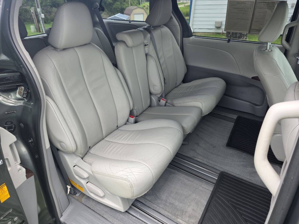 2013 Toyota Sienna Image 14