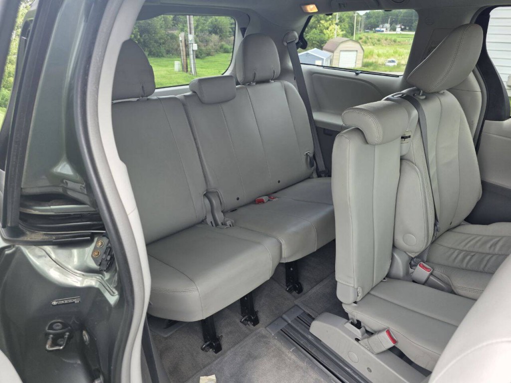 2013 Toyota Sienna Image 15