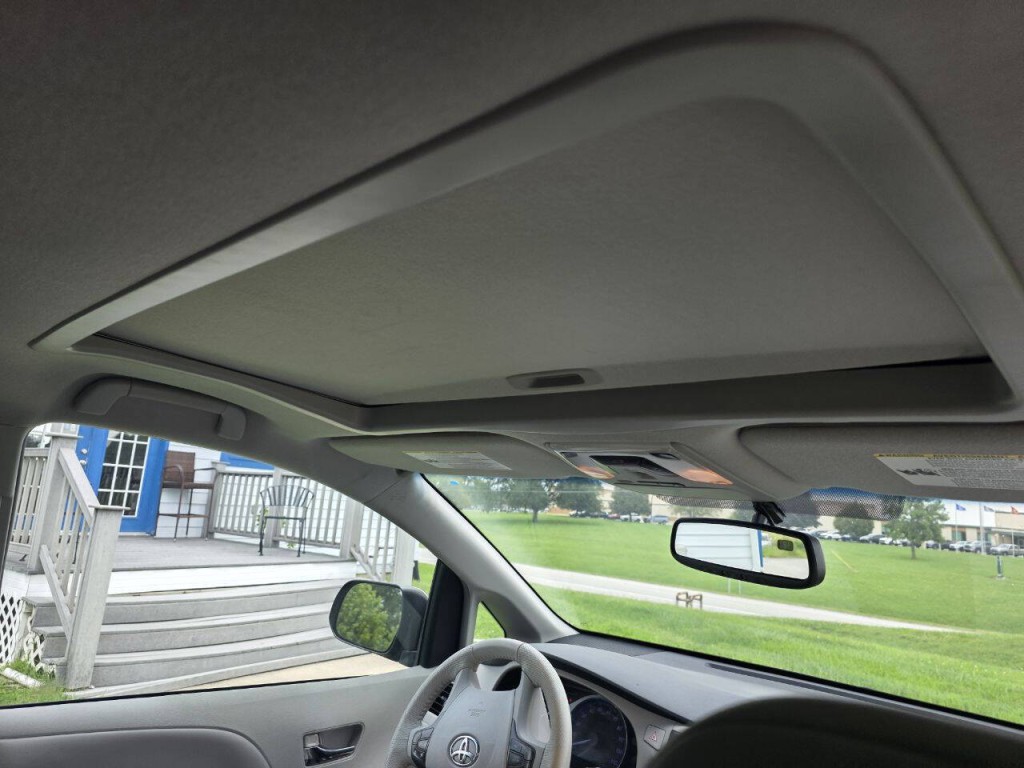 2013 Toyota Sienna Image 16