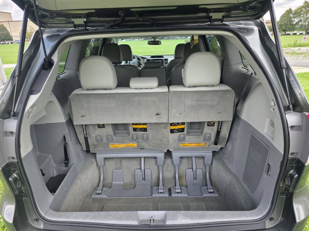 2013 Toyota Sienna Image 17