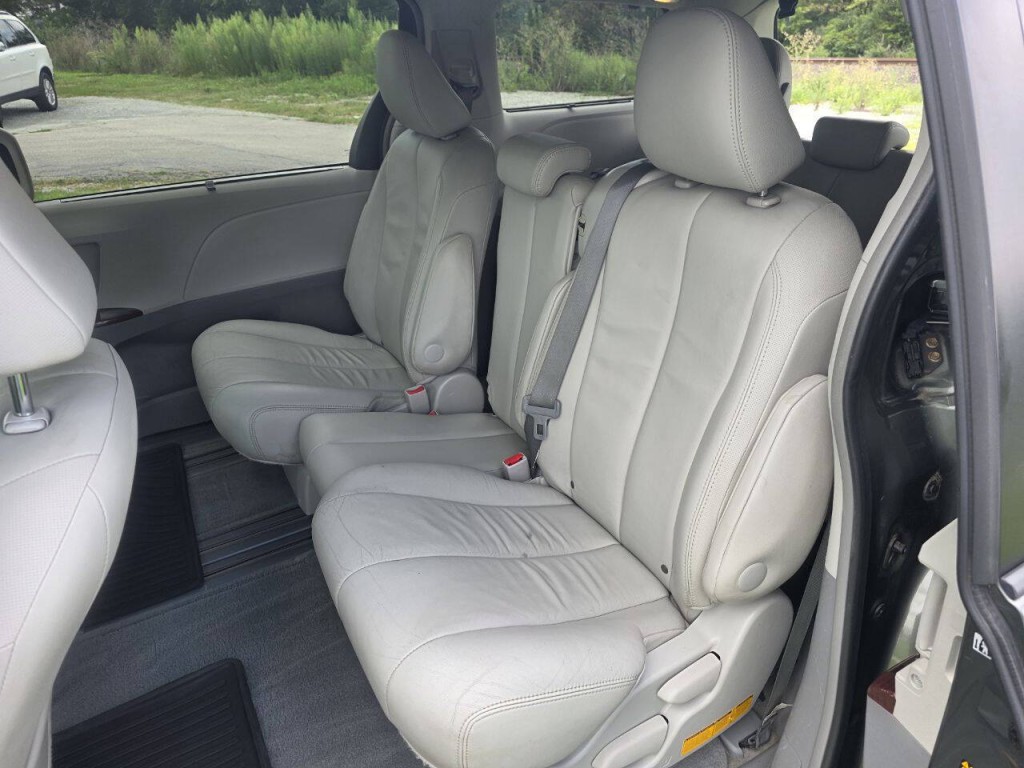 2013 Toyota Sienna Image 18
