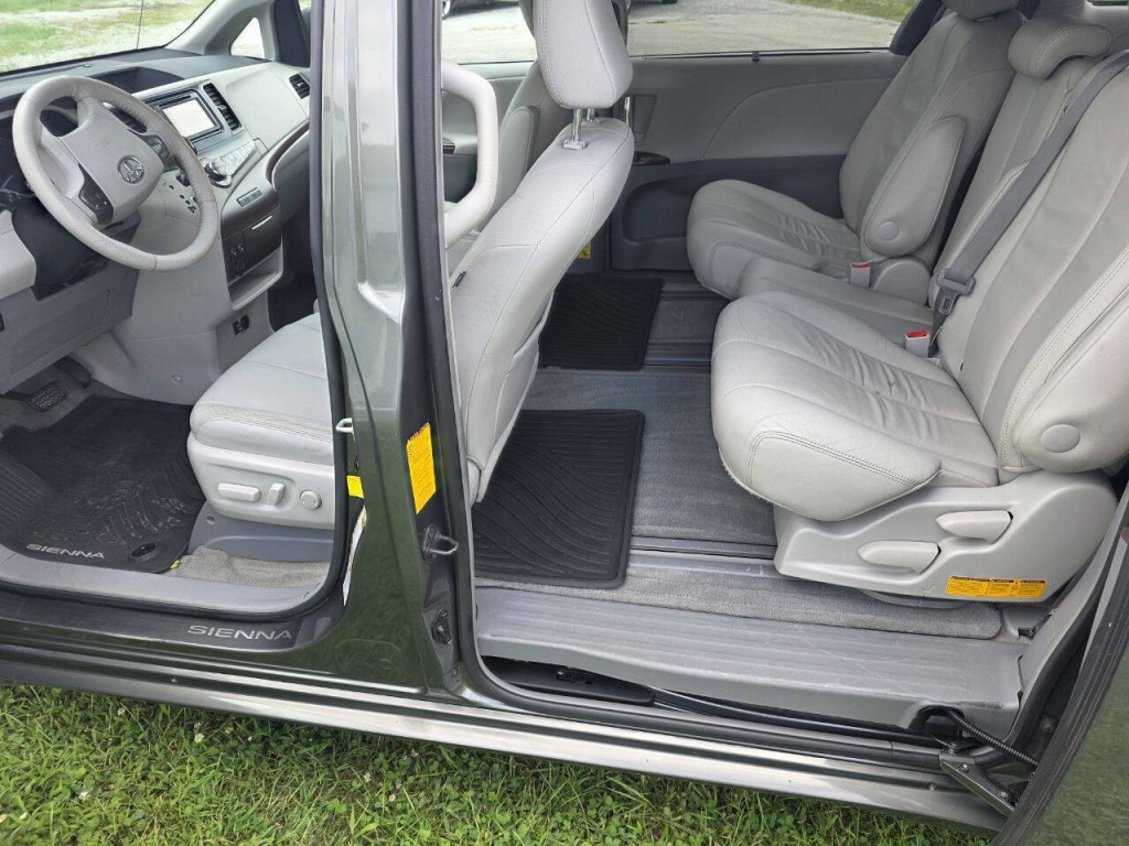 2013 Toyota Sienna Image 19