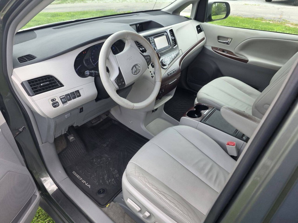 2013 Toyota Sienna Image 21