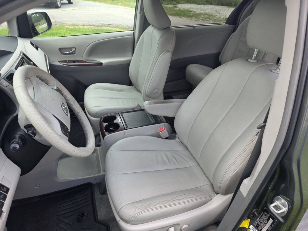 2013 Toyota Sienna Image 22