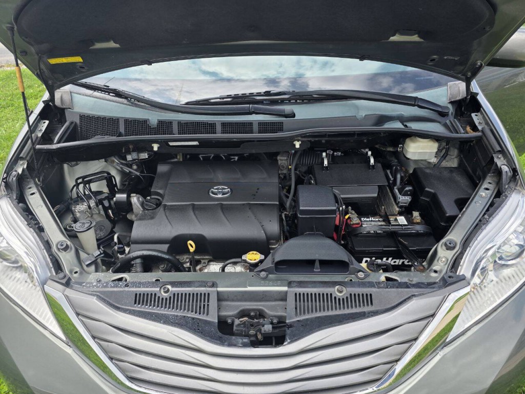 2013 Toyota Sienna Image 25