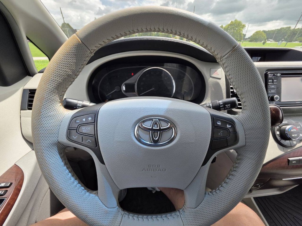2013 Toyota Sienna Image 31