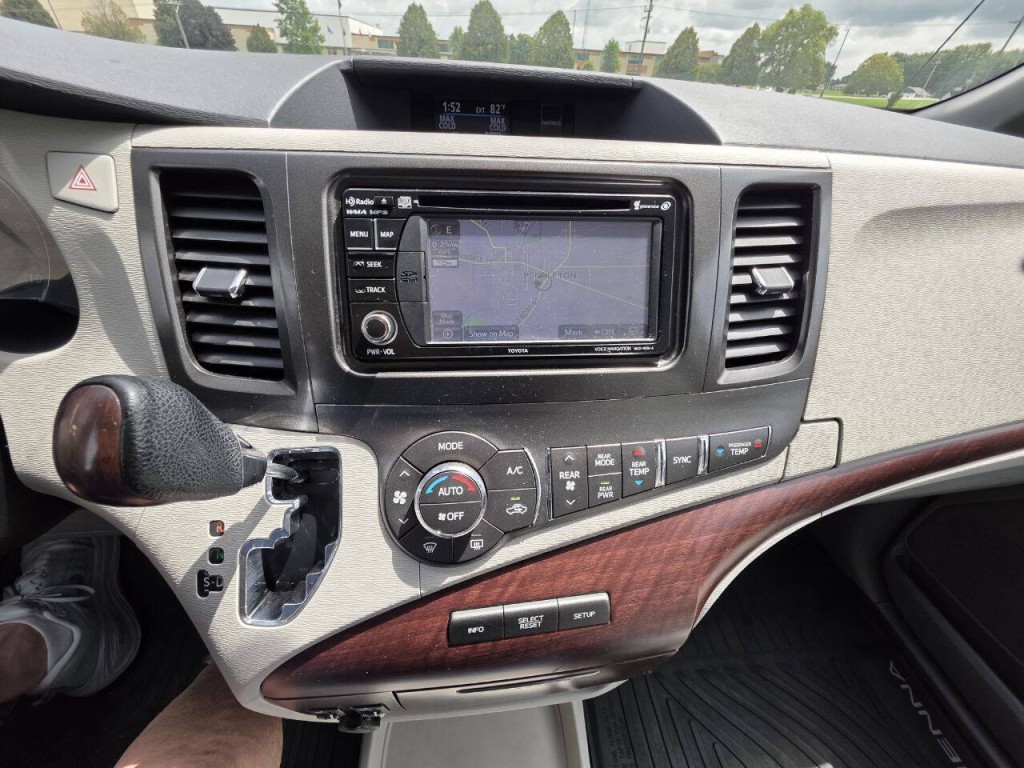 2013 Toyota Sienna Image 32