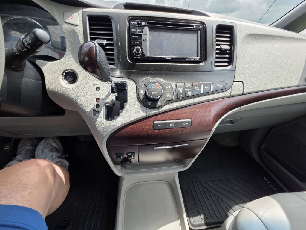 2013 Toyota Sienna Image 33