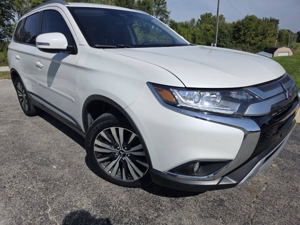2020 Mitsubishi Outlander Image 2