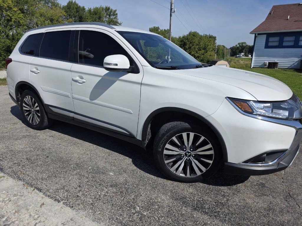 2020 Mitsubishi Outlander Image 3