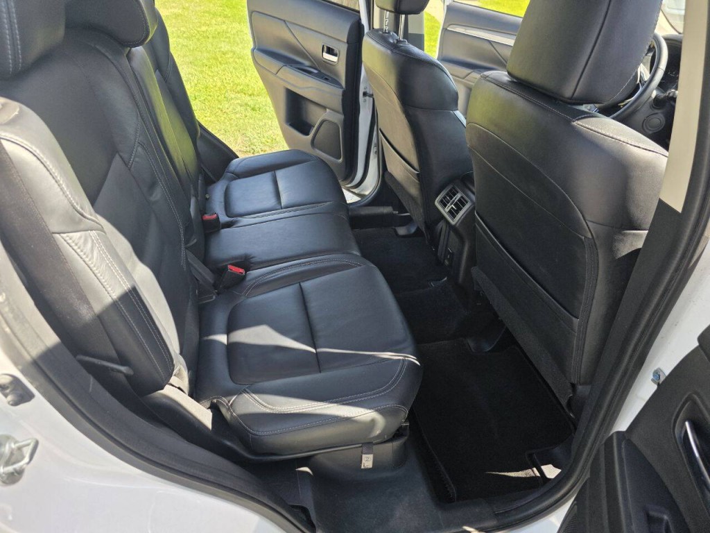 2020 Mitsubishi Outlander Image 16