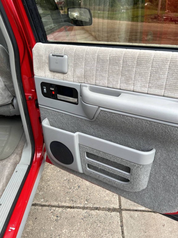 1993 GMC Suburban Image 25