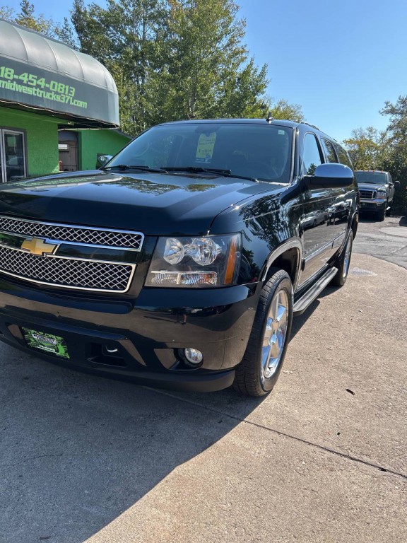 2013 Chevrolet Suburban Image 2