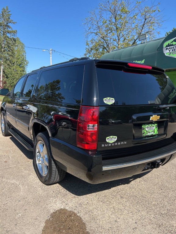 2013 Chevrolet Suburban Image 3