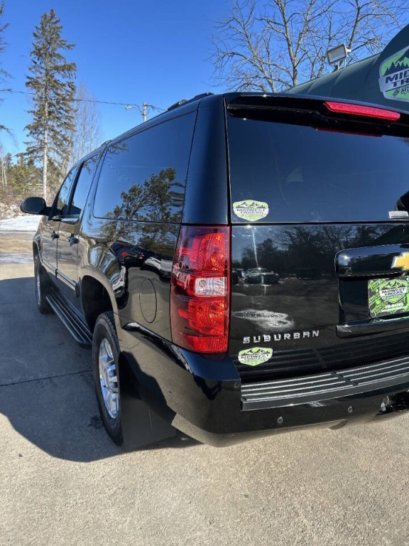 2013 Chevrolet Suburban Image 3