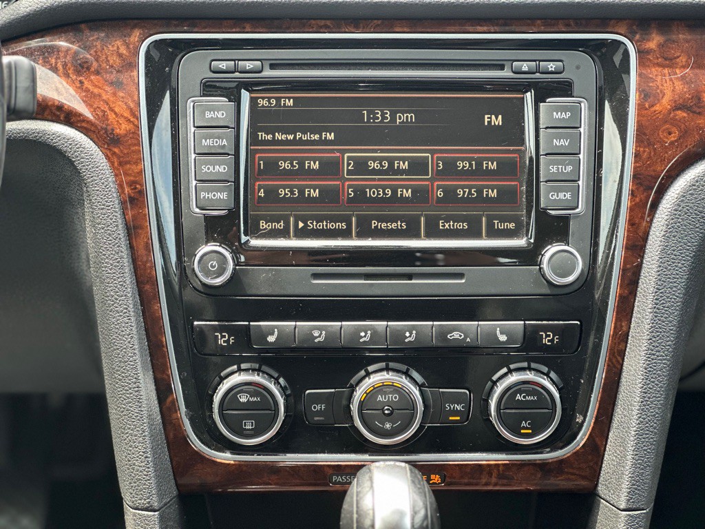 2012 Volkswagen Passat Image 17