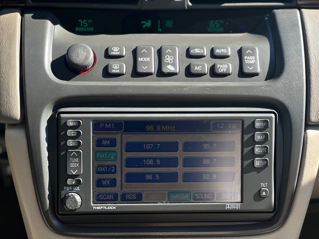 2004 Cadillac DeVille Image 17