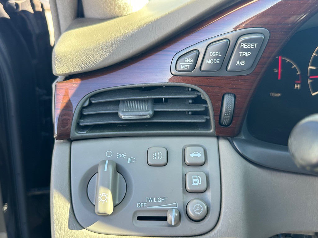 2004 Cadillac DeVille Image 18