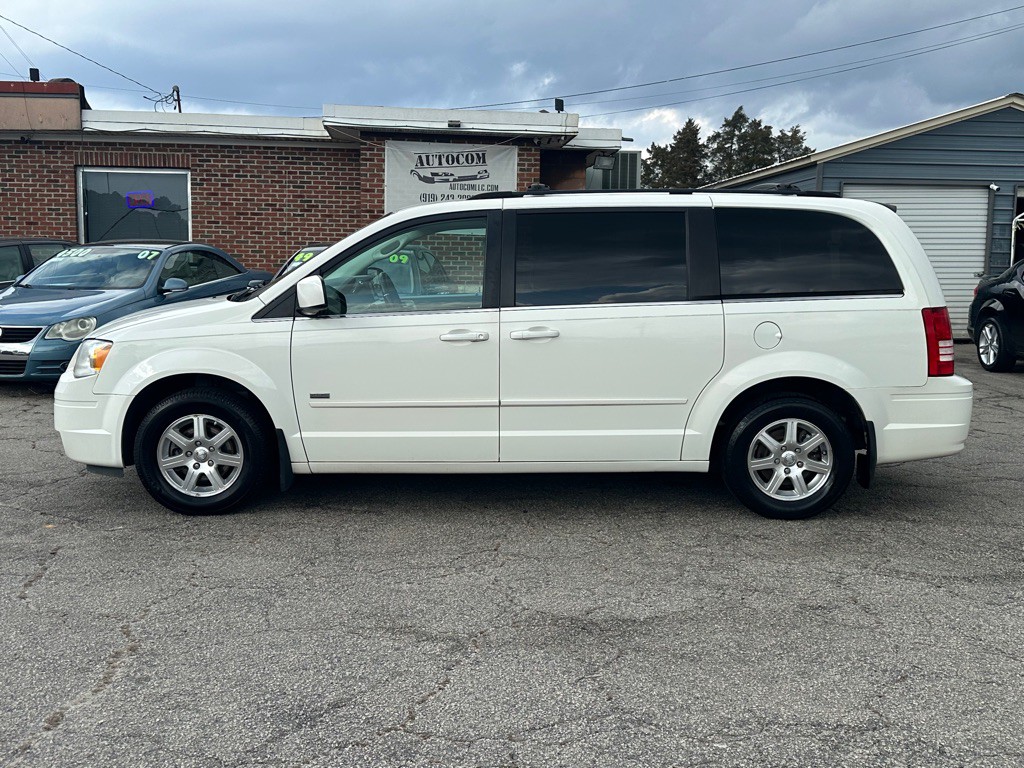 2008 Chrysler Town & Country Image 2