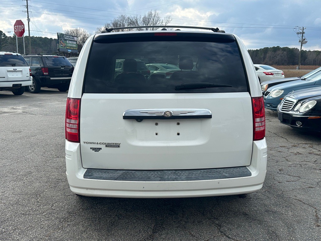 2008 Chrysler Town & Country Image 8