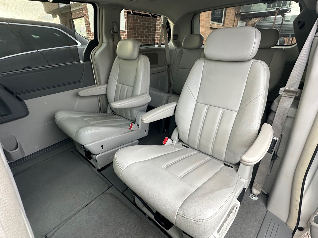 2008 Chrysler Town & Country Image 11