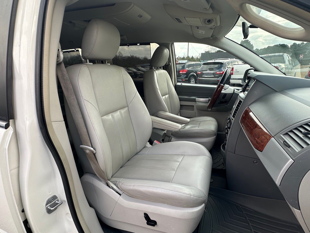 2008 Chrysler Town & Country Image 12
