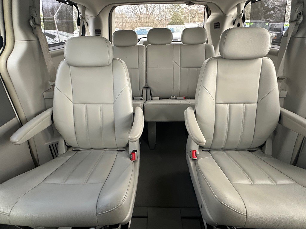 2008 Chrysler Town & Country Image 14