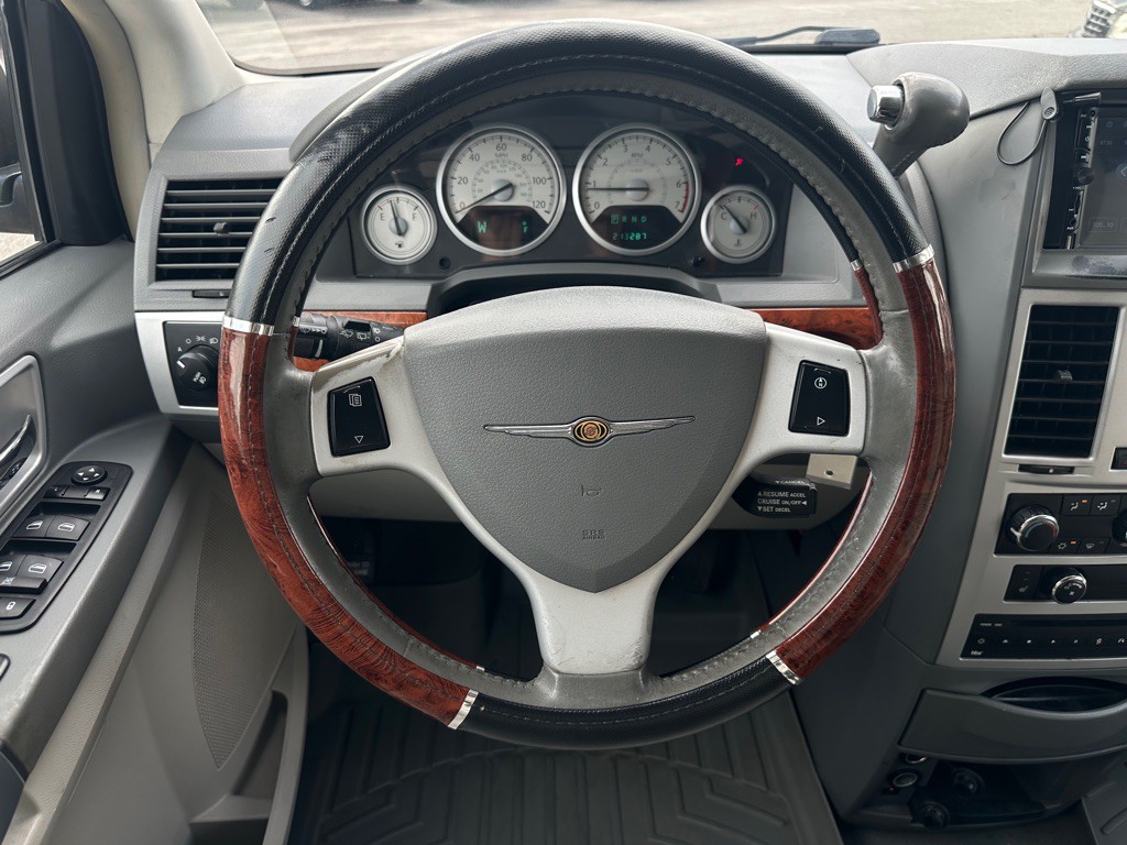 2008 Chrysler Town & Country Image 17