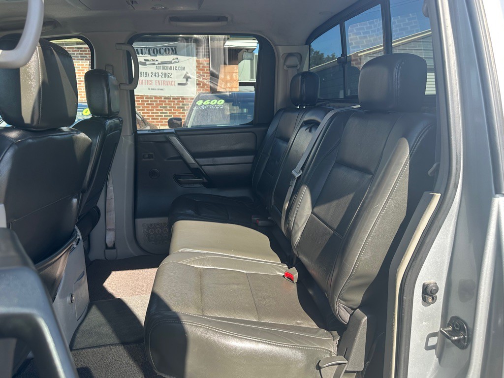 2004 Nissan Titan Image 12